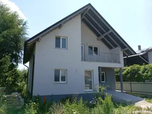 Casă nouă , de vânzare , compusă din 3 dormitoare , 2 sufragerii , 1 balcon  , 1 hol ,  2 bucătarii,