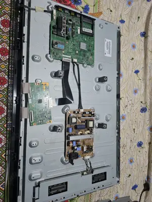 Dezmembrez tv Samsung le32d550