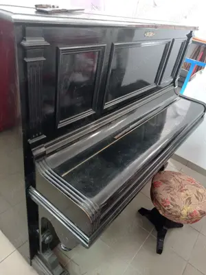 Pianina veche G.SCHWECHTEN