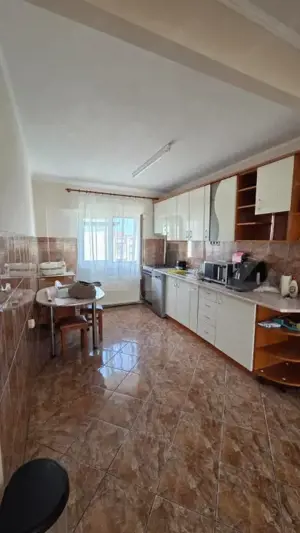 Apartament de vanzare, cu 4 camere, decomandat, 84mp, zona Micro 16