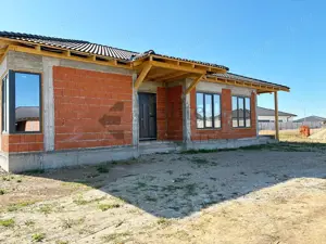 Casa la rosu  cu 4 camere de vanzare in Santandrei