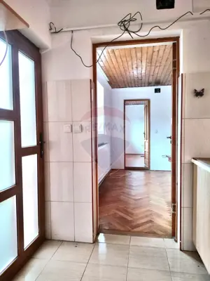 Apartament spațios cu 4 camere, zonă centrală – Sighișoara - imagine 3