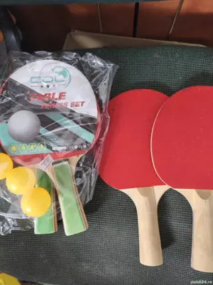 patru palete de tenis de masa si trei mingii