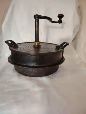 Prajitor manual de cafea din fonta, antic