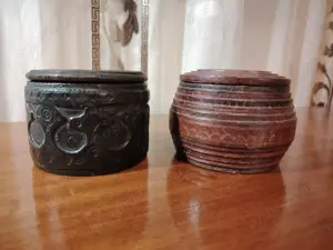 Caseta antică din piele gravata, bijuterii, tabachera, obiecte marunte