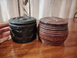 Caseta antică din piele gravata, bijuterii, tabachera, obiecte marunte - imagine 2