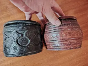 Caseta antică din piele gravata, bijuterii, tabachera, obiecte marunte - imagine 5