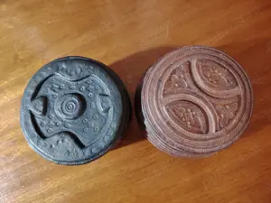 Caseta antică din piele gravata, bijuterii, tabachera, obiecte marunte - imagine 4