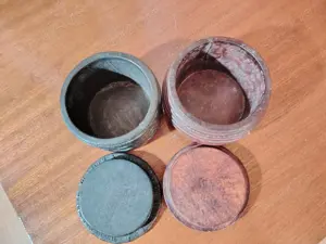 Caseta antică din piele gravata, bijuterii, tabachera, obiecte marunte - imagine 3