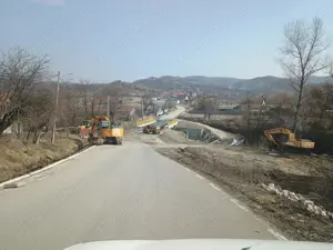 Casa bătrânească cu teren de vânzare