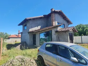 Vand casa nou in cazasu la soseaua principala