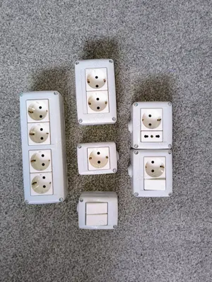 Carcasa montaj aparent Gewiss + aparataj(prize si intrerupatoare)