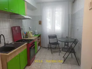 Lapusneanu - v-a-v Parc Tabacarie: Apartament trei camere, doua holuri, etaj 2, gaze, amenajari