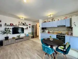 Giroc-Hotel IQ, Mobilat, Etaj intermediar