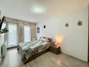 Giroc-Hotel IQ, Mobilat, Etaj intermediar