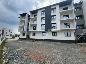 Apartament cu 2 camere decomandate si balcon etaj 1 zona Semaforului