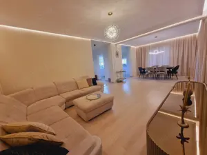  Casă tip triplex   2 fronturi stradale, curte amenajată, zonă liniștită si accesibila, Dumbravita