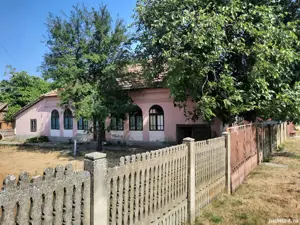 casă la șoseaua principală curte 2500m2 curte  