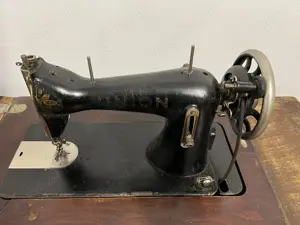Mașină de cusut vintage UNION cu masă lemn   funcțională   500 lei