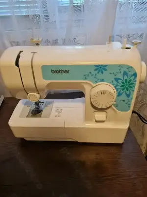 Vând mașină de cusut 