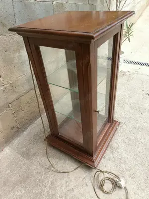 Vitrina veche  din lemn masiv cu iluminat interior