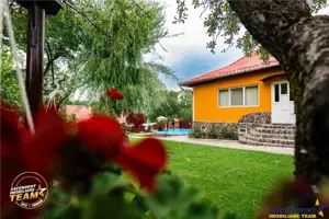 FILM 3D! Doua case cu:piscina,foisor,arbori decorativi,1.700mp teren,Lutoasa,Covasna