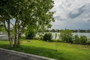 Apartament Modern cu Vedere la Lac - Complex Privat pe Malul Lacului