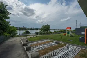 APARTAMENT CU TERASA GENEROASA SI VEDERE UNICA CATRE LAC - imagine 15