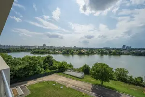 APARTAMENT CU TERASA GENEROASA SI VEDERE UNICA CATRE LAC - imagine 14