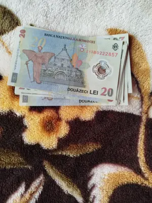 Vând 18 bacnote de 20 lei. In stare foarte buna, că noi.