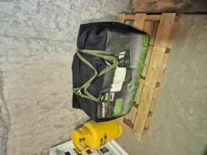 Cort de 6 persoane si costum de schi nefolosite 