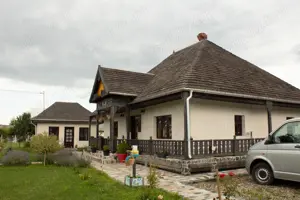 Casă tradițională renovată (2023), 3 anexe, 22.696 mp teren   zona Leghin, Neamt
