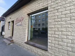 spatiul comercial cu vitrina la strada