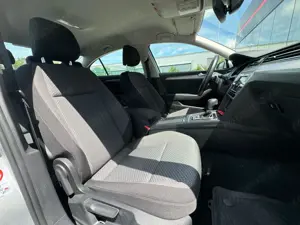 Volkswagen Passat - imagine 17