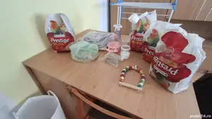 Vând Colivie mare pentru păsări orice specie nimfe,peruși etc + accesorii + mâncare de 4KG 4 pungi.
