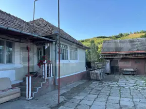 Casa 70mp+4 anexe+teren 1400mp(14 ari) intravilan,zona Lechinta