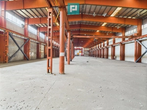 Hală industrială cu pod rulant și parcare betonată - imagine 11