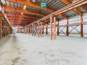Hală industrială cu pod rulant și parcare betonată - imagine 2