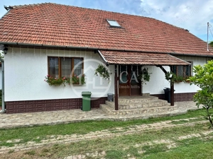 Casă de vânzare cu 4 camere si teren de 1000 mp in Salard, Bihor