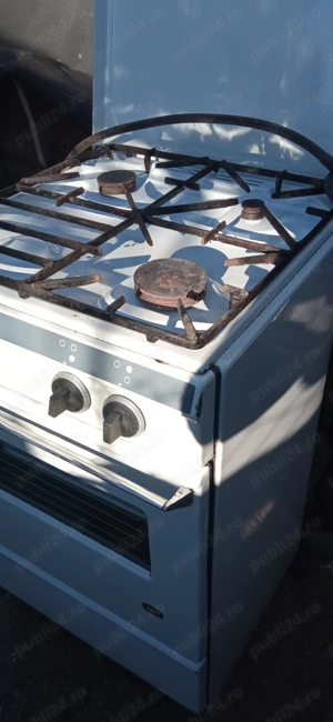 Vând aragaz 3 ochiuri pe butelie și hotă . Preț 300 Ron .