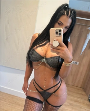 bruneta fierbinte si senzuala ofer placeri de ne uitat