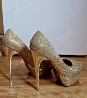 Vand pantofi aurii 