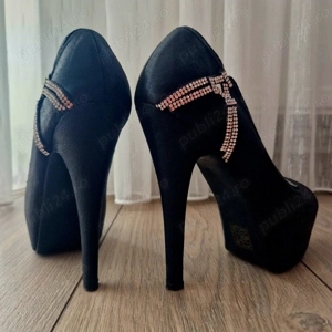 Vand pantofi negri cu toc
