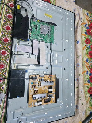 Dezmembrez tv Samsung ue50nu7472