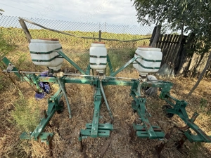  Cultivator de prașit și îngrășăminte cu trei secții 