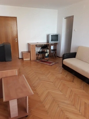 inchiriez o camera dintr-un apartament de 4 camere