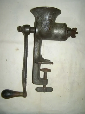 Masina de tocat carne antica