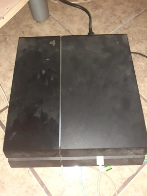 vînd ps 4 o manetă ps 4 vine cu un joc gratis farming simulator 19 este negociabil  prețu