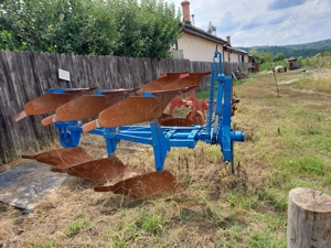 Plug reversibil cu trei brazde