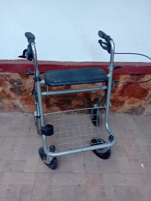 Cadru de mers masiv pe roti o frana defect 